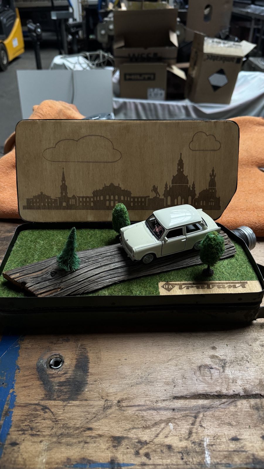 Trabant-Diorama mit lasergravierter Dresdner Skyline
